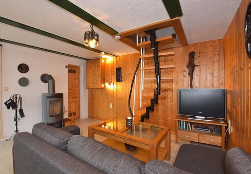 Wohnzimmer mit Kamin und Couch