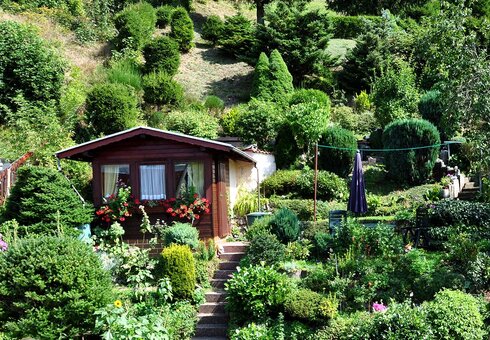 großer Garten mit Gartenhaus