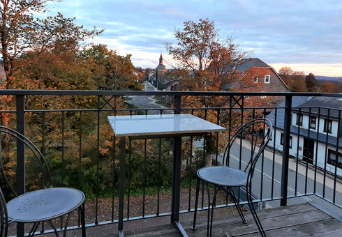 Balkon mit Gartenmöbeln