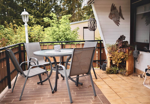 Terrasse mit Gartenmöbeln