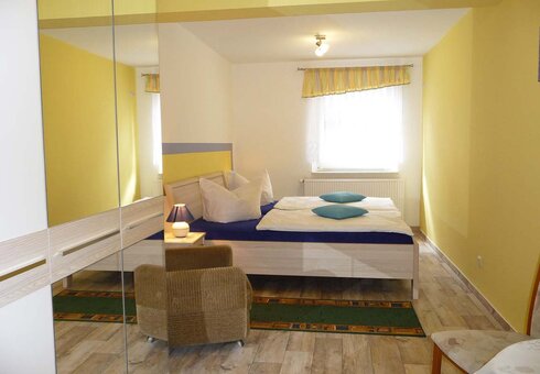 Schlafzimmer 1 mit moderner Ausstattung