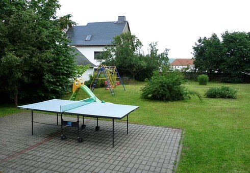 Tischtennisplatte und Liegewiese