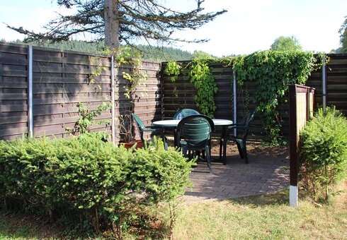 Terrasse mit Gartenmöbeln
