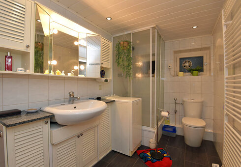 Bad mit Dusche / WC