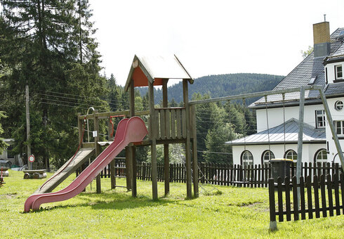 Spielplatz auf dem Grundstück