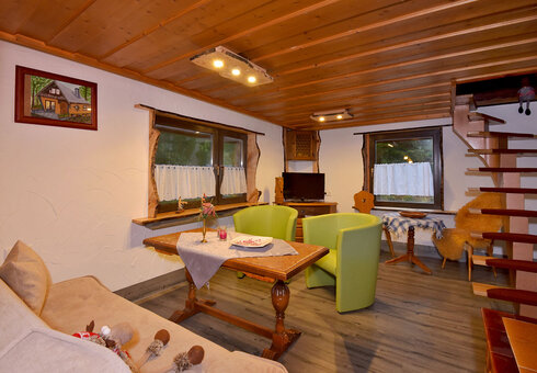 Wohnzimmer mit Couch und TV