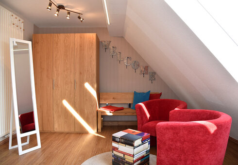 Schrank und Sitzecke im Schlafzimmer