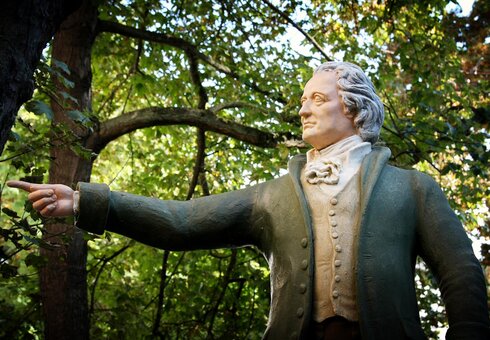 Schiller-Figut vor dem Weimarhaus