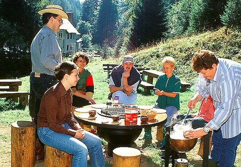 Zünftige Mahlzeit im Grünen