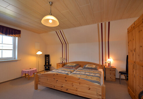 Doppelbett im Schlafzimmer