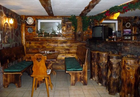 Partykeller mit kleiner Bar