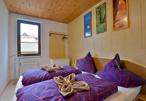 Schlafzimmer mit Doppelbett