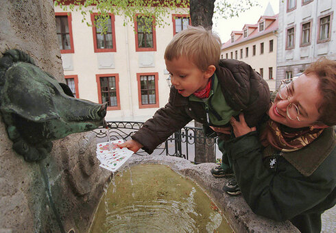 Kartentaufe am Altenburger Skatbrunnen