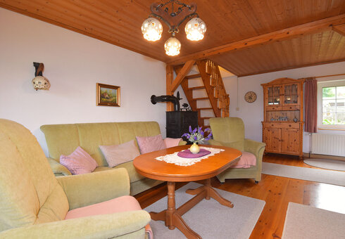 Wohnzimmer mit Couch und Kamin