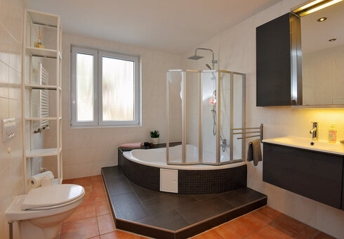 großes Badezimmer