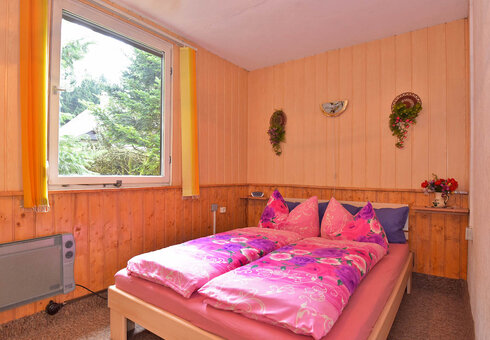 Schlafzimmer mit Doppelbett