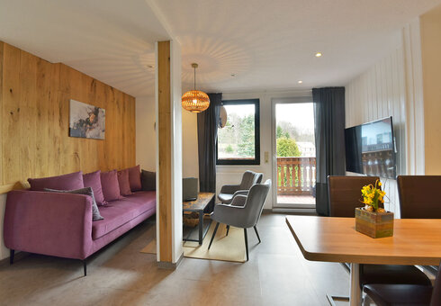 Wohn-Esszimmer mit Couch und TV