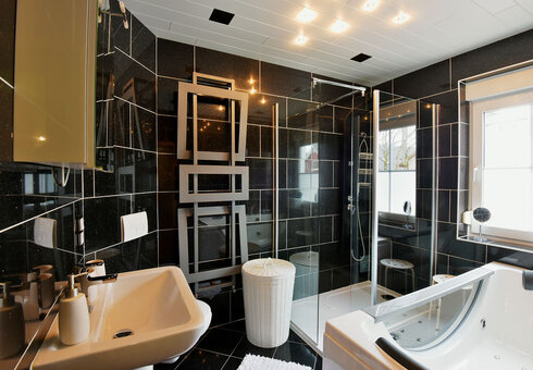 Bad mit Whirlpool, Dusche und WC