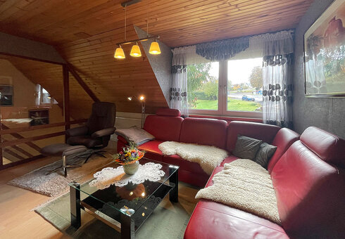 Wohnzimmer mit Couch und TV