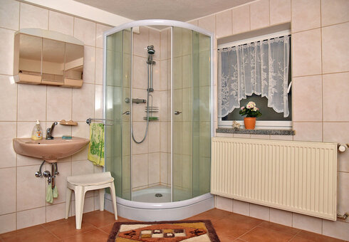 weiteres Bad mit Dusche/WC