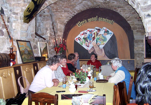 gemütliche Runde im Kreuzgewölbe