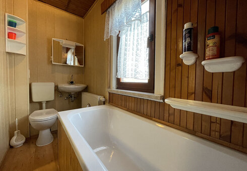 Bad mit Badewanne und WC