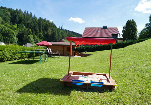 Garten mit Tischtennis und Sandkasten