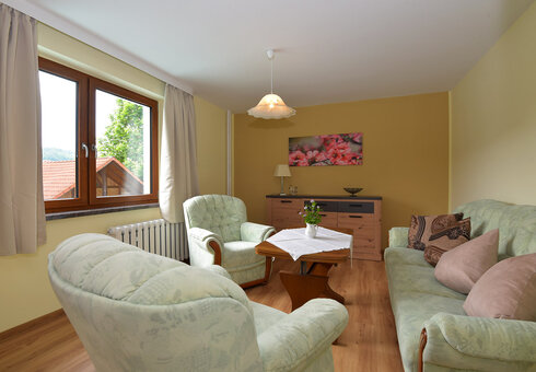 Wohnzimmer mit Couch und Sesseln