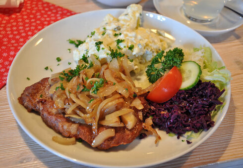Rostbrätl mit Kartoffelsalat