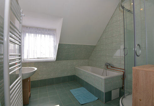 Bad mit Badewanne und Dusche