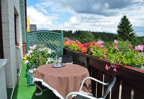 Balkon mit Gartenmöbeln