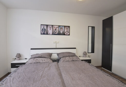 Schlafzimmer mit Doppelbett