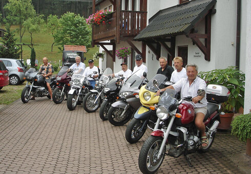 Motorradfahrer vor der Pension