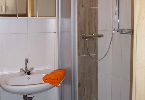 Duschbad mit Waschbecken