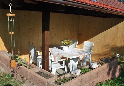 Terrasse mit Gartenmöbeln