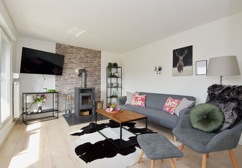 Wohnzimmer mit Kamin und Couch
