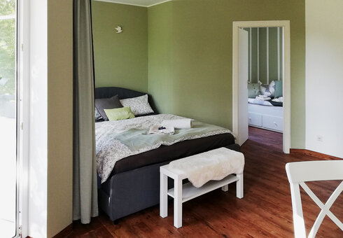 Schlafzimmer mit Doppelbett