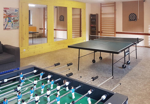 Sportraum mit Tischtennis