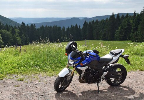 Motorrad an der Schmücke / Thüringer Wald