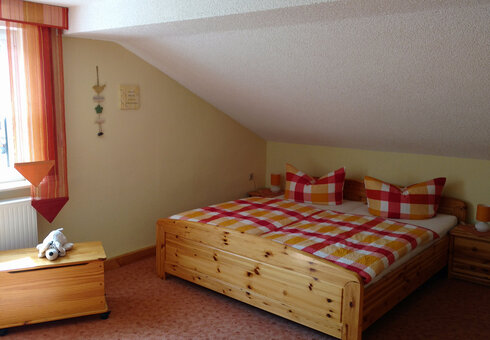 Blick in das Schlafzimmer 1