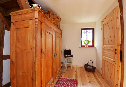 Flur mit historischem Schrank