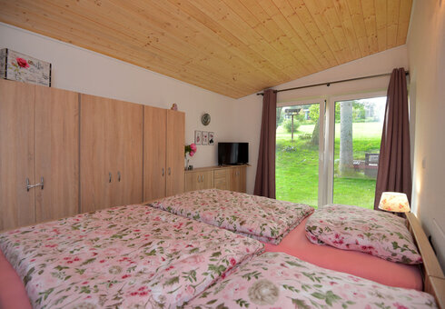Schlafzimmer mit Doppelbett