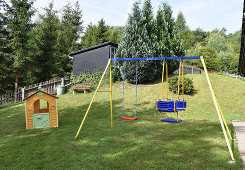 Schaukel für Kinder im Garten
