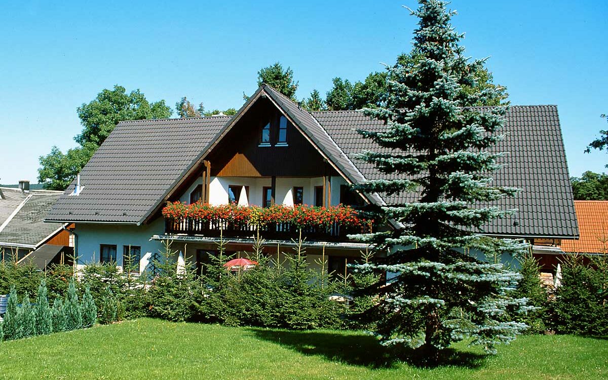 Pension-Anschuetz-Schmiedefeld-am-Rennsteig-Panorama