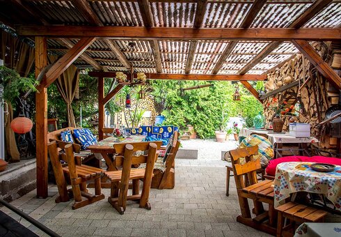 Grundstück mit überdachter Terrasse