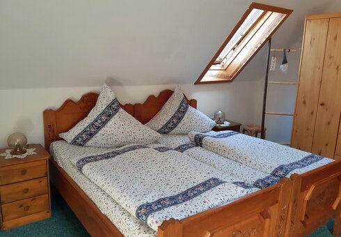 Schlafzimmer mit Doppelbett