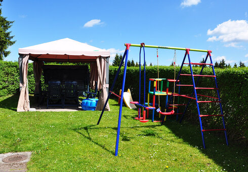 Liegewiese mit Spielplatz