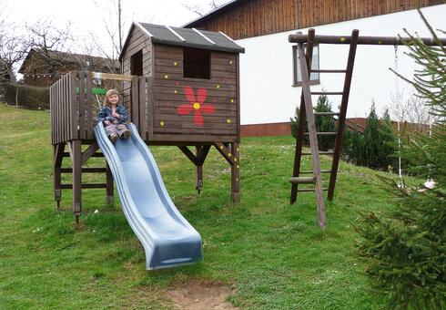 kleiner Spielplatz vor dem Hotel