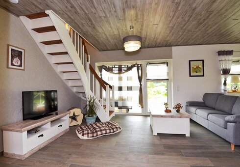Wohnzimmer mit Couch und TV