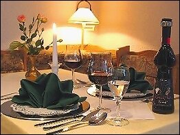 Liebevoll gedeckter Tisch